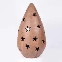 Lámparas con tejas de terracota con forma de lágrima, decoradas con estrellas caladas que dejan pasar la luz.