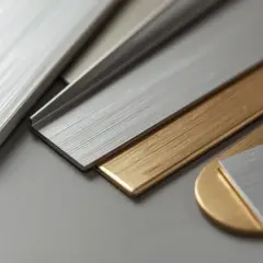 Różne odcienie i faktury metali, w tym złocisty duraluminium i srebrzyste aluminium, pokazują, jak odróżnić aluminium od duraluminium.
