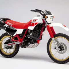 Klasyczny motocykl Yamaha XT 600 z czerwonym siedzeniem i białym bakiem, gotowy na przygodę.
