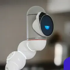 Brazo robótico con pantalla que muestra un ojo azul, parte de un sistema con sensores inteligentes.