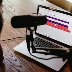 Mikrofon i laptop z programem do edycji dźwięku. Zastanawiasz się, ile zarabia dubbing? To może być ciekawa ścieżka kariery.