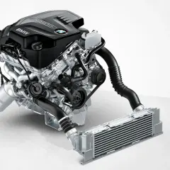 Silnik BMW TwinPower Turbo, model n20, z elementami układu dolotowego i intercoolerem.