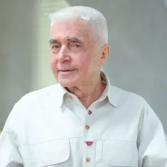 Portret Marka Piwowskiego, reżysera kultowych filmów. Siwe włosy, jasna koszula.