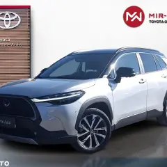 Srebrny Toyota Corolla Cross na jazdach testowych przed salonem Mir-Wit Toyota Olsztyn.