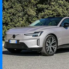 La Volvo ES90, un'auto elegante e moderna, si presenta in un elegante colore grigio metallizzato, con un'icona a forma di punto interrogativo che suggerisce una scelta.