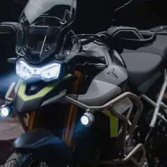 I fanali moto di questa Triumph Tiger 900 illuminano la strada, pronti per l'avventura.