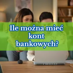 Para dyskutuje, ile można mieć kont bankowych, przeglądając informacje na laptopie.