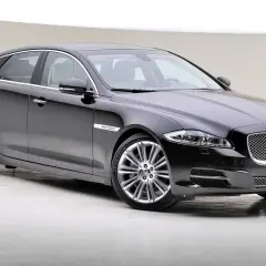Elegancki, czarny Jaguar XJ. Czy jaguar to dobre auto? Ten model z pewnością budzi podziw swoim wyglądem i luksusem.
