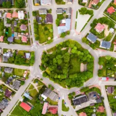Widok z lotu ptaka na osiedle domów z charakterystycznym rondem pośrodku. Trudno oszacować, ile jest rond w Polsce, ale to jedno z nich.