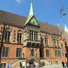 Piękny, ceglany budynek Ratusza we Wrocławiu, gdzie mieści się najstarsza restauracja w Polsce.
