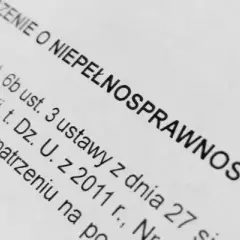 Czy opiekun osoby niepełnosprawnej może dorobić? Sprawdź ograniczenia