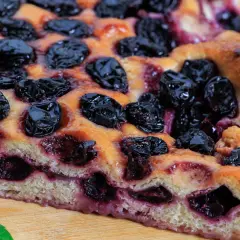 Schiacciata con l'uva, soffice e dorata, con uva succosa che crea un contrasto delizioso. Perfetta per una pausa golosa.