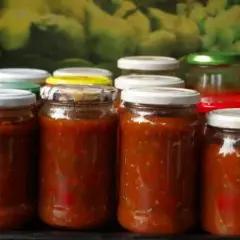 Domowy sos do spaghetti w słoikach: Jak zamknąć smak lata na zimę?