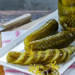 Kto nie może jeść ogórków kiszonych? Sprawdź, czy to ty!