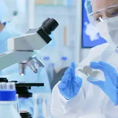 Forscher im Labor untersuchen Proben unter dem Mikroskop. Ihr **virologie studium** bringt sie der Entschlüsselung von Krankheiten näher.