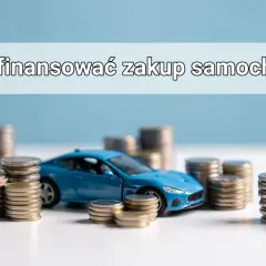 Niebieski samochodzik otoczony stosami monet. Pytanie brzmi: "Jak sfinansować zakup samochodu?". To pokazuje, że kredyt może być rozwiązaniem.
