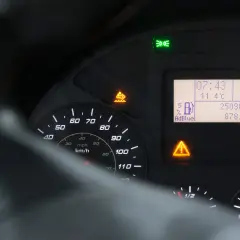 Na wyświetlaczu widać wskaźnik AdBlue, który pokazuje aktualny poziom płynu. Obok widoczny jest dystans 878,5 km, co pozwala oszacować zużycie AdBlue na 100km.