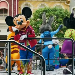 Mickey Mouse et d'autres personnages Disney sur un char de parade à Disneyland Paris.