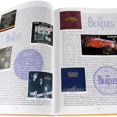 Brytyjski zespół rockowy The Beatles na okładkach płyt i w książce.
