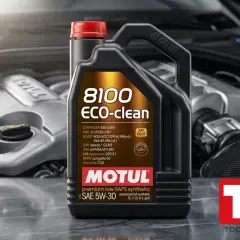Botella de aceite Motul 8100 ECO-clean SAE 5W-30 junto a un motor. Se puede mezclar aceite 0w30 y 5w30.