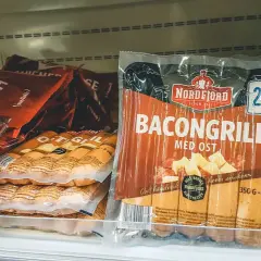 Tanie jedzenie w Norwegii: paczka kiełbasek bacongrill med ost za 29 koron. Idealne na grilla!