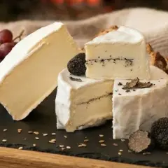 Un délice de brie à savarin, parsemé de truffes noires, accompagné de raisins, figues et miel.