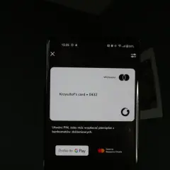 Jak dodać kartę do Google Pay? Na ekranie telefonu widzisz wirtualną kartę Krzysztofa i opcję dodania jej do Google Pay.