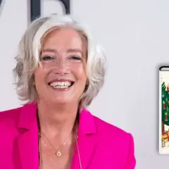 Emma Thompson lächelt neben dem Cover ihres Buches "Jims Brillante Weihnachten".