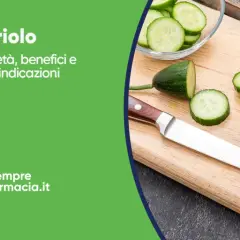 Cetriolo: scopri le sue proprietà benefiche e come usarlo in cucina. Fresche fette su tagliere con coltello.