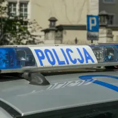 Niebieskie światła policyjne i napis "POLICJA" na dachu radiowozu. Uważaj na przegląd, bo możesz dostać mandat.