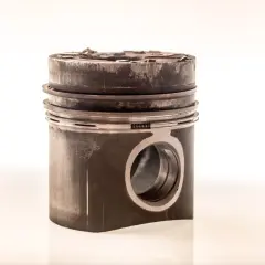 Zużyty tłok z zapieczonymi pierścieniami, wymagający specjalnego preparatu na zapieczone pierścienie.