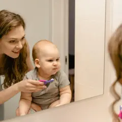 Mama uczy malucha myć ząbki, kiedy zaczyna się ząbkowanie.