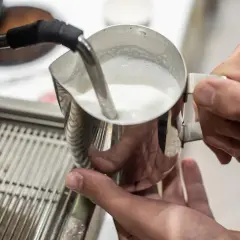 Które mleko roślinne do kawy wybrać dla idealnego smaku i pianki?