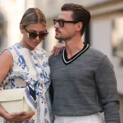 Para, która wygląda na zaangażowaną w **situationship po polsku**. Ona w sukience w kwiaty, on w szarym swetrze.