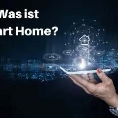 Eine Hand hält ein Smartphone, das ein Netzwerk von Symbolen für intelligentes Wohnen über einer Stadt bei Nacht zeigt.