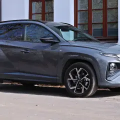 Szary Hyundai Tucson N Line zaparkowany przed budynkiem. Sprawdź aktualną hyundai tucson cena i ofertę.