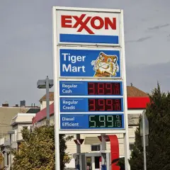Cena za galon benzyny w Stanach Zjednoczonych: Regular Cash kosztuje 3.89, Regular Credit 3.99, a Diesel Efficient 5.99.