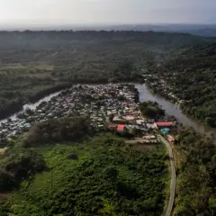 Osada nad rzeką w gęstej dżungli, część szlaku przez Darien Gap.