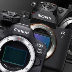 Zbliżenie na korpusy aparatów Canon, Sony i Nikon z widocznymi bagnetami.