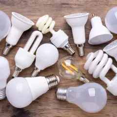 Variedad de bombillas LED y CFL, mostrando la equivalencia potencia led y normal para un hogar eficiente.