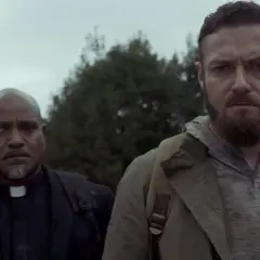 Le regard intense de Negan, le survivant de The Walking Dead, aux côtés d'un homme en soutane.