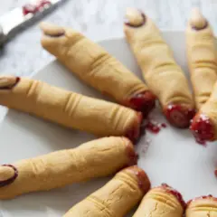 Biscuits en forme de doigts ensanglantés, un dessert d'Halloween effrayant et délicieux.