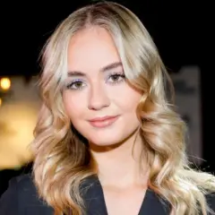 Julia Kostera, młoda influencerka, z falowanymi blond włosami i delikatnym makijażem.
