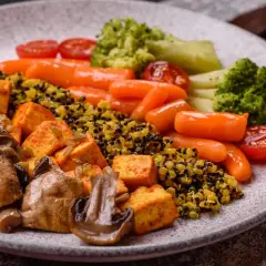 Gesundes Abendessen zum Abnehmen: Quinoa mit Tofu, Pilzen, Karotten, Brokkoli und Tomaten.