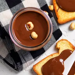 Crema di nocciole fatta in casa, vellutata e invitante, su fette di pane tostato. Un piacere da gustare!