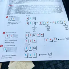 Rummikub zasady: jak używać jokera do tworzenia serii i grup, zastępując kostki na stole lub własnej tablicy.