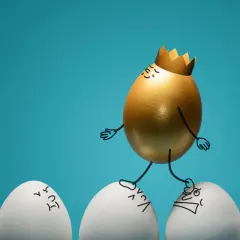 Guldägg med krona går över andra ägg med ansikten. Ett roligt sätt att illustrera ett narcissistiskt test.