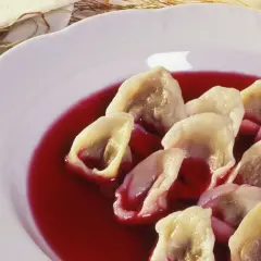 Uszka w czerwonym barszczu. Czy pies może jeść barszcz czerwony? To danie wigilijne, nie dla psa.