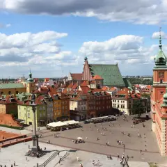 Widok na Zamek Królewski i Rynek Starego Miasta w Warszawie. Kolorowe kamienice, kolumna Zygmunta i tłumy turystów.