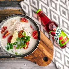 Aromatyczna zupa tajska z kurczakiem, pomidorkami i limonką. Idealna na chłodne dni, a do tego pyszny napój wiśniowy.